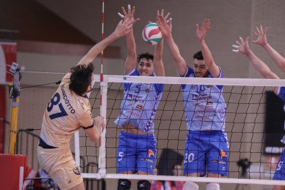 Bloqueo de Arjones y de Domenech ante Melilla en el choque de semifinales.