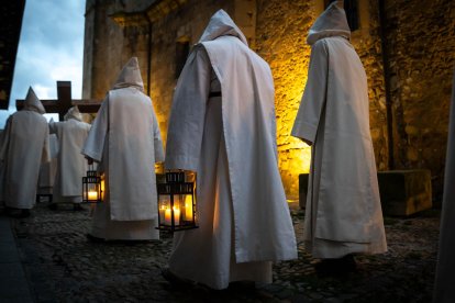 La silenciosa marcha de los cofrades preludio de la resurrección.