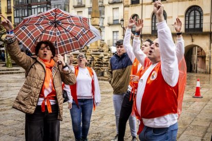 El agua no amedrenta las ganas de fiesta