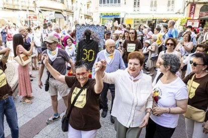 El desfile con la caldera recorrió su tramo entre buen ambiente y bailes