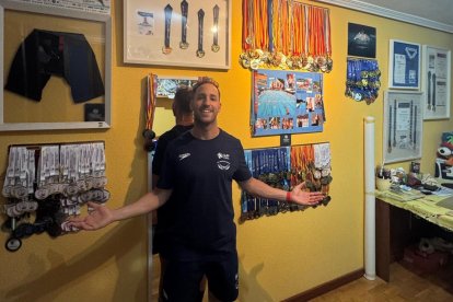 Sergio Martín Salcedo con toda las medallas logradas a lo largo de su trayectoria.