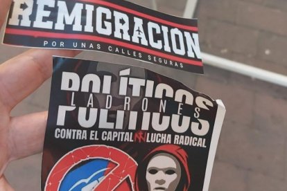 Pegatinas colocadas en la sede de Comisiones Obreras en Soria.