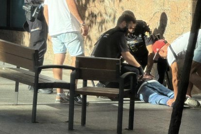 Los agentes reducen al hombre detenido que portaba un arma blanca de grandes dimensiones.