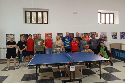 Algunos participantes en la XV edición del Torneo de Almarza de tenis de mesa.