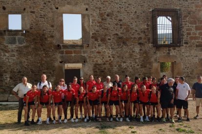 El equipo femenino del DUX en su visita a La Póveda.