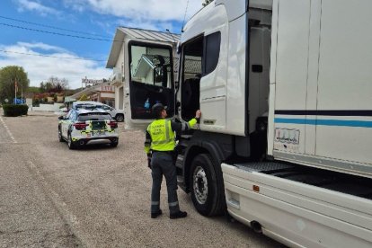 Un guardia civil junto a un camión.