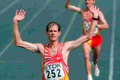 Abel Antón en el momento de ganar el Mundial de maratón en Atenas al imponerse a Martín Fiz.