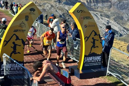 Daniel Izquierdo en el momento de entrar en meta por detrás de un corredor de Estados Unidos.