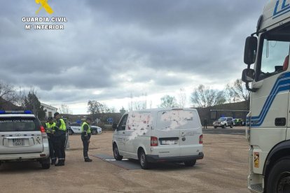 La Guardia Civil caza a un conductor triplicando la tasa de alcoholemia.