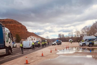 La Guardia Civil investiga al conductor de un turismo por conducir con permiso de conducción falso.