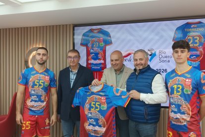 Presentación de la camiseta del Torrezno de Soria que vestirá a los líberos del Grupo Herce esta temporada.