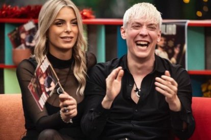 El soriano Raúl Martínez junto a Edurne, concursante expulsada y jefa de su campaña para ganar en la final.