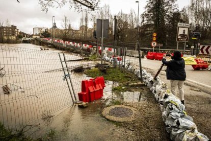 El agua baja desbocada a su paso por la villa adnamantina