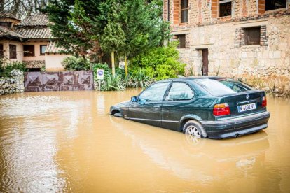 Diverso mobiliario urbano, vehículos, viviendas y negocios han sido afectados por la crecida