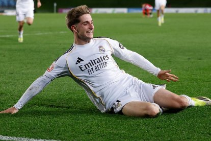 César Palacios celebra un gol con el Real Madrid Castilla.