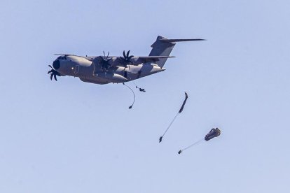 Salto en paracaidas de más de un centenar de soldados