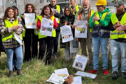 La junta de personal docente de Soria representa la puesta de la primera piedra en el solar para el prometido colegio de Los Royales.