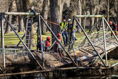 Un gran camión pluma cargó la pasarela sobre el río Duero