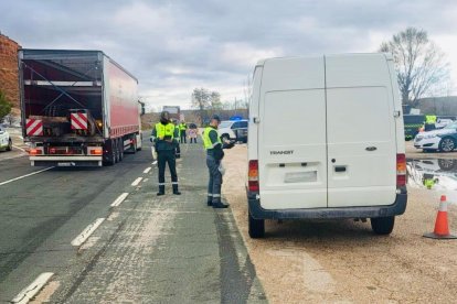 Una intervención de la Guardia Civil de Tráfico.
