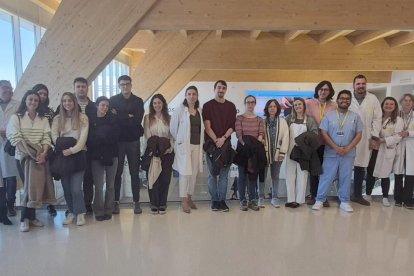 Participantes en la jornada de puertas abiertas junto a personal de la Gerencia Sanitaria.