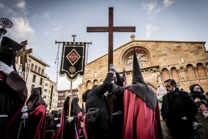 La Cofradía del Ecce Homo desfila bajo el dramatismo de la marcha de la Banda de Cornetas y Tambores