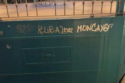 Pintadas en el quiosco de Ágreda en el parque de la Dehesa.