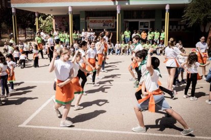El patio del colegio se llenó de música y arte