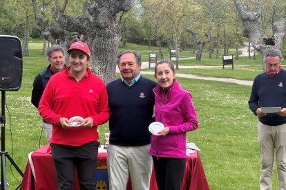 La pareja de dobles mixtos triunfadora en el Club de Golf Soria.