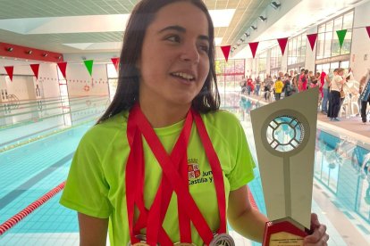 Malena Martín con sus medallas en el regional escolar.