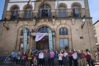 Senderistas que participaron ayer en la ruta de Aspace.