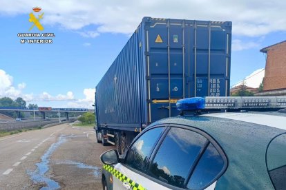 La Guardia Civil interceptó a un camionero por quintuplicar la tasa de alcohol permitida.