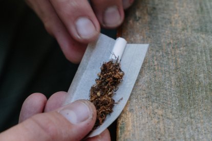 Las denuncias son por fumar en un despacho, un bar o en el cine.