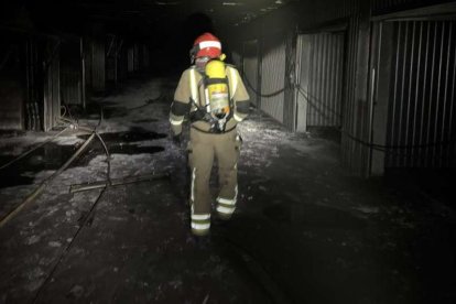 El incendio de un vehículo obliga a desalojar varios bloques de viviendas