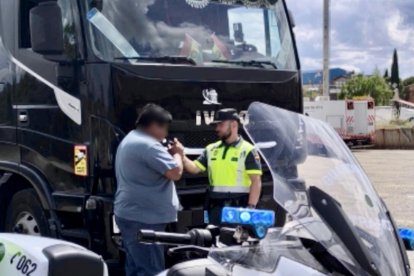 La Guardia Civil investiga al conductor de un camión por conducir quintuplicando la tasa de alcoholemia permitida.