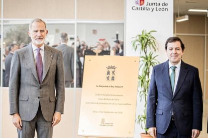 El Rey Felipe VI junto a Alfonso Fernández Mañueco en el Hospital Santa Bárbara de Soria.