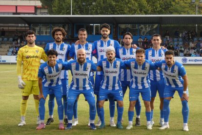 Once del Talavera esta temporada con los ex numantinos Fer Román y Cristian Delgado en la fila de pie.