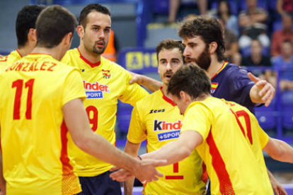 Sevillano en un encuentro con España de la Liga Mundial. / RFEVB-