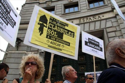Protesta delante de la delegación del Banco de España en Barcelona por la aplicación de las cláusulas suelo por entidades financieras en el 2015.-ACN / LAURA BUSQUETS