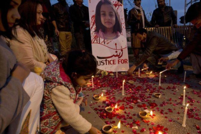 Vigilia por Zainab Ansari (en la imagen), la niña de 7 años violada y asesinada a principios de año, en Islamabad (Pakistán), el 11 de enero.-AP / B. K. BANGASH