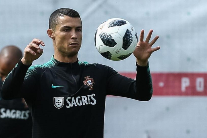 Cristiano Ronaldo en un entrenamiento con la selección portuguesa en Rusia-/ PAULO NOVAIS