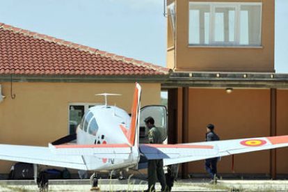 Una aeronave en las instalaciones del aeródromo. / VALENTÍN GUISANDE-