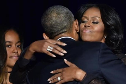 Obama abraza a su mujer, Michelle, en presencia de su hija Malia después de su discurso de despedida en Chicago.-AFP / NICHOLAS KAMM