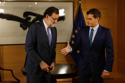 Rajoy y Rivera, al inicio de la reunión que mantuvieron el pasado 3 de agosto en el Congreso.-AGUSTÍN CATALÁN