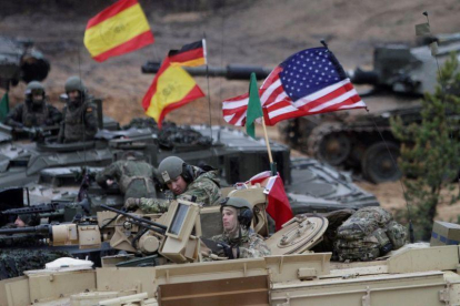 Tanques Leopardo y tanques estadounidenses Abrams participan en un ejercicio de artillería de la OTAN en Letonia.-VALDA KALNINA (EFE)
