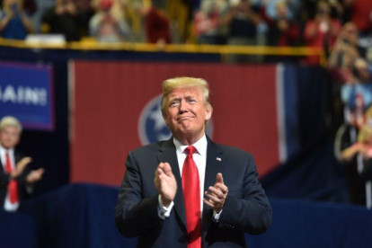 El presidente estadounidense, Donald Trump en un acto de campaña en la McKenzie Arena, en Chattanooga, Tennessee-NICHOLAS KAHM (AFP)