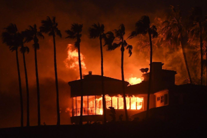 Casa ardiendo en Malibú-ROBYN BECK (AFP)