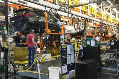 Trabajadores de la cadena de montaje del Chevy Bolt EV de General Motors, en la planta de Orion Township (Michigan, EEUU).-JOE WHITE (REUTERS)