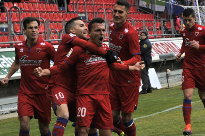 Los jugadores del Numancia celebran el 2-0 marcado por Pablo Valcarce.-María Ferrer