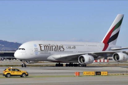 A380 de Emirates en el aeropuerto Barcelona-El Prat.-EL PERIÓDICO