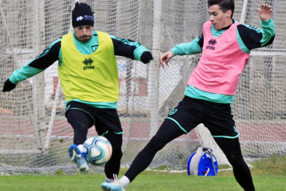 Héctor, en la imagen con Nacho, apunta a ser novedad en el lateral izquierdo de la defensa del Numancia que se mida al Málaga.-Mario Tejedor